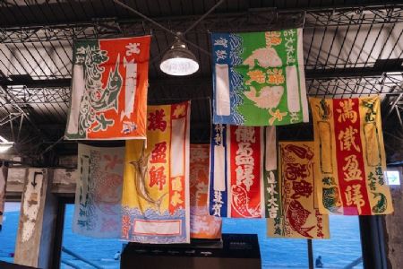 在全台最大的港口邊,他們試圖找回消失在時光裡的「彩色大漁旗」